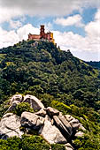 Sintra, Portogallo, Scorcio dal Castelo dos Mouros del Palcio Nacional da Pena.